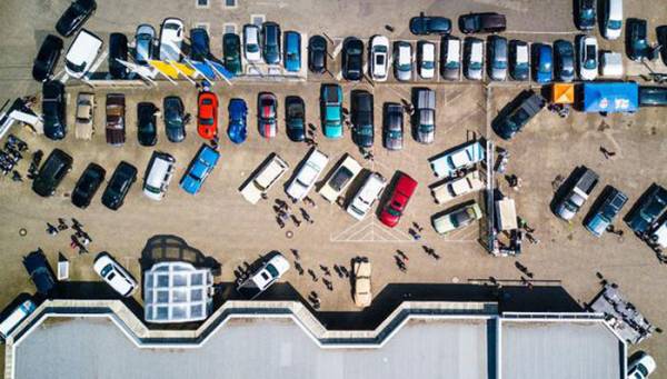Тайна 100 ключей: загадочный случай, когда автомобили одновременно перестали работать на стоянке супермаркета
