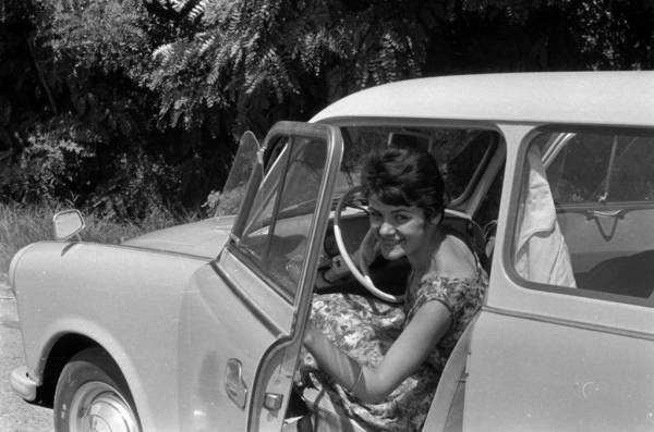 Жители ГДР гордо позировали рядом со своим любимым «Трабантом»: культовая машина на фотографиях