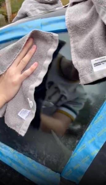 Кленовый сироп и зубная паста: парень затонировал стекла своей машины тем, что нашел дома