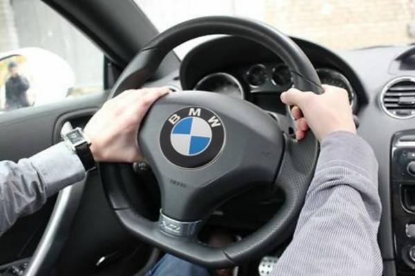 Для устойчивого движения автомобиля, поворотов вправо и влево без крена водитель должен научиться правильно удерживать руль в руках