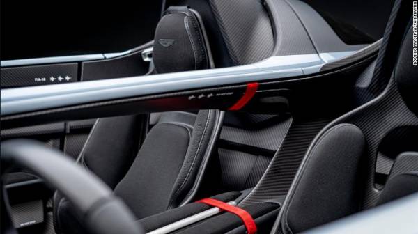 Aston Martin представил суперкар V12 Speedster без крыши и лобового стекла: за модель ограниченного выпуска придется заплатить почти миллион долларов 