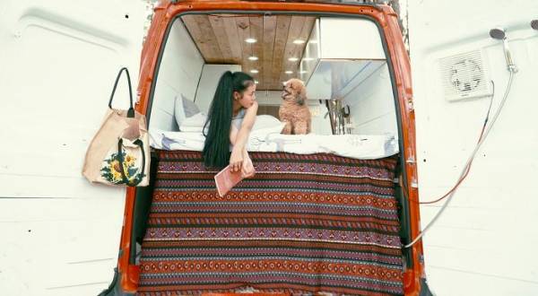 Супруги купили подержанный микроавтобус и превратили его в дом на колесах: в нем они теперь планируют путешествовать по стране