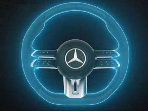 Новый руль Mercedes - чудо высоких технологий: он все еще круглый, но оснащен инновационной системой