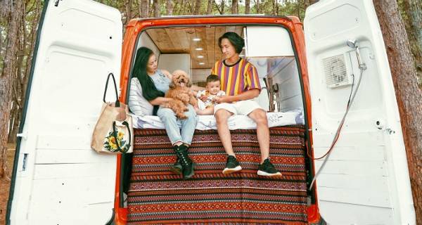 Супруги купили подержанный микроавтобус и превратили его в дом на колесах: в нем они теперь планируют путешествовать по стране
