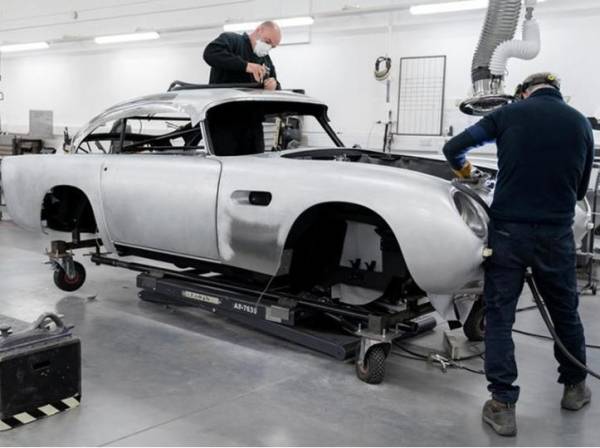 Знаменитый автомобиль Джеймса Бонда Aston Martin DB5 снова запустили в производство