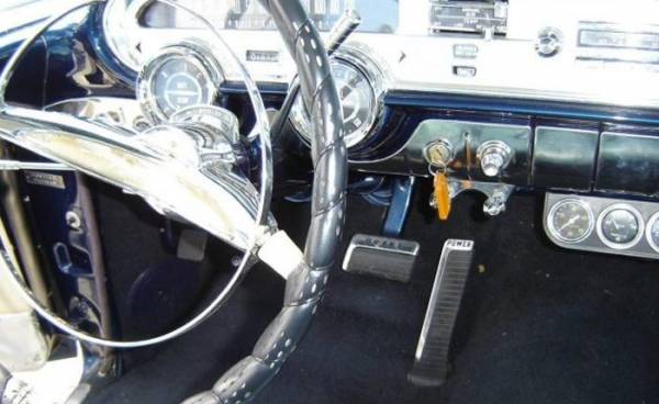 Pontiac Safari 1957 года: блистающий никелем бело-синий красавец является отражением золотой эпохи автопрома Америки
