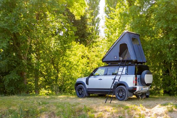 Новый Land Rover Defender обзавелся палаткой на крыше: новый аксессуар понравится путешественникам