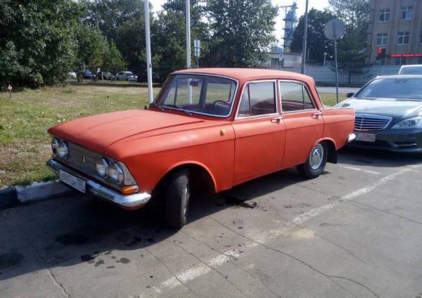 Мужчина вложил в реставрацию "Москвича" полмиллиона рублей. Такая же машина была у его дедушки