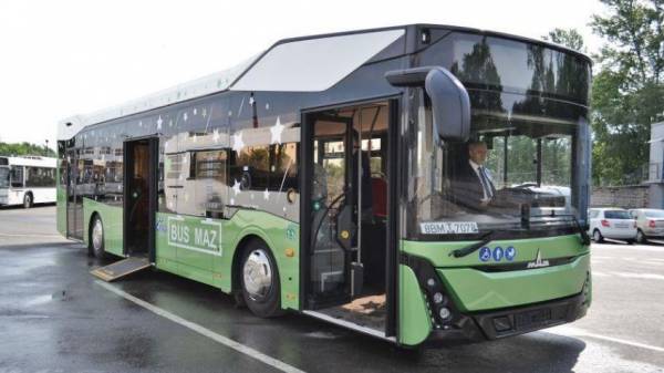 В Санкт-Петербурге появился экоавтобус: общественный транспорт вмещает 96 пассажиров, имеет место для зарядки телефонов и необычный дизайн (фото)