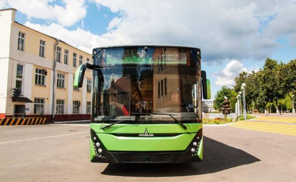 В Санкт-Петербурге появился экоавтобус: общественный транспорт вмещает 96 пассажиров, имеет место для зарядки телефонов и необычный дизайн (фото)