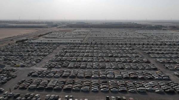 Автохлам по-эмиратски: гигантская свалка в Дубае переполнена высококлассными автомобилями