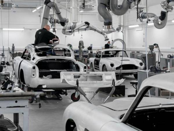 Знаменитый автомобиль Джеймса Бонда Aston Martin DB5 снова запустили в производство