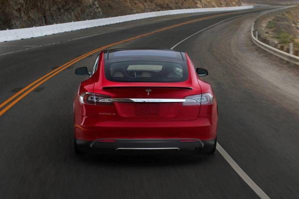 Дальность пробега – более 400 миль: компания Tesla официально стала первым автопроизводителем, кто предложил такой электромобиль