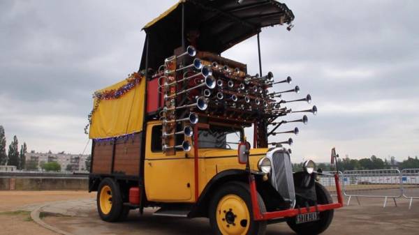 Мужчина прицепил на грузовик 42 клаксона и превратил его в музыкальный инструмент на колесах (видео)