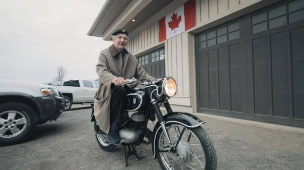 На 90-летие дедушке сделали бесценный подарок: восстановили его любимый мотоцикл DKW, который простоял 60 лет