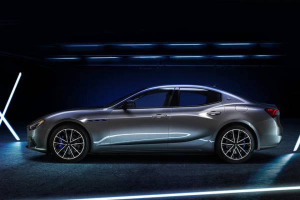 Наконец показали обновленный интерьер и экстерьер: встречайте новый гибрид Maserati Ghibli 2021 года