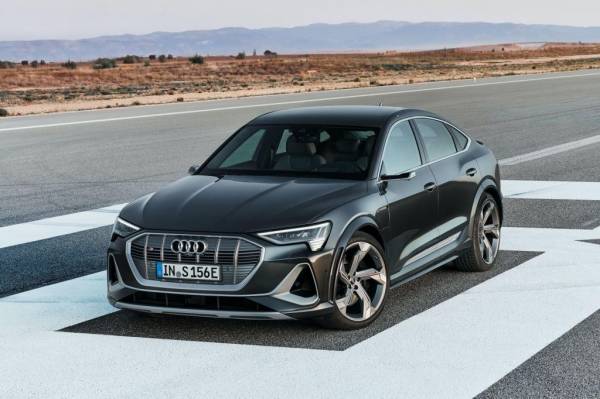 Компания Audi представила спортивные версии E-tron S с тремя электромоторами: первые фото в Сети