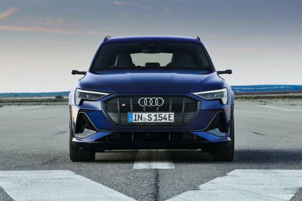 Компания Audi представила спортивные версии E-tron S с тремя электромоторами: первые фото в Сети