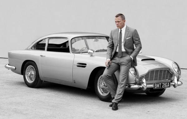 Точные копии автомобиля Джеймса Бонда Aston Martin DB5 с вращающимися номерными знаками и декоративными пулеметами будут доступны по предварительным заказам