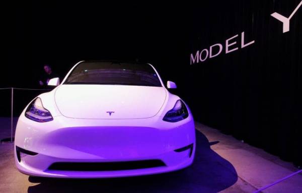Tesla снизила цену Model Y после 4 месяцев продаж и отказалась от планов по созданию более дешевой версии электрического внедорожника