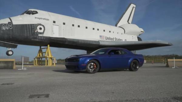 Dodge Challenger: захватывающее видео, как мощный суперкар достигает скорости 326 км/ч