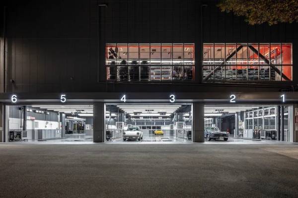В Токио построили торговый центр, на парковке которого за машинами следят 29 камер. Видео поступает прямиком на смартфон владельцев