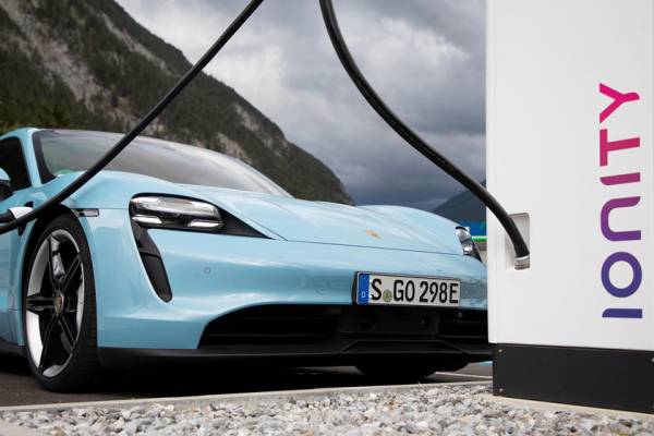 Автоувеличение дорожного просвета и не только: Porsche анонсировал новый электрический Porsche Taycan 2021 года с новейшими доработками
