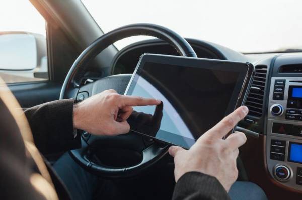 Игры и выкладывание фотографий в Сеть: свежие данные о том, чем занимаются водители и пассажиры в пробках
