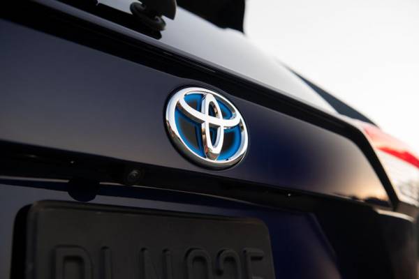 Стал еще более красивым: Toyota представила полностью черную версию RAV4 Hybrid Black Edition