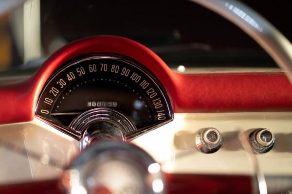 Первый в мире штраф за превышение скорости на автомобиле был выписан в 1896 году. Спидометр появился позже, чтобы стать великим изобретением 20-го века