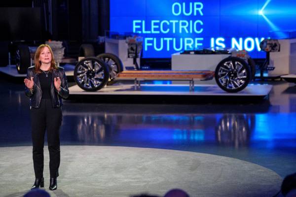 Chevrolet совершает рывок: компания представила тизер нового электрического кроссовера Bolt EUV
