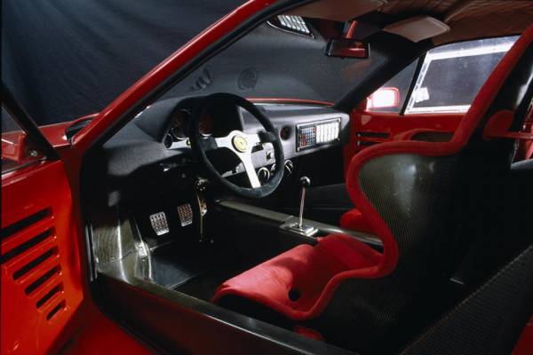 Ferrari может создать реинкарнацию модели F40: компания планирует появление уникального суперкара SP42