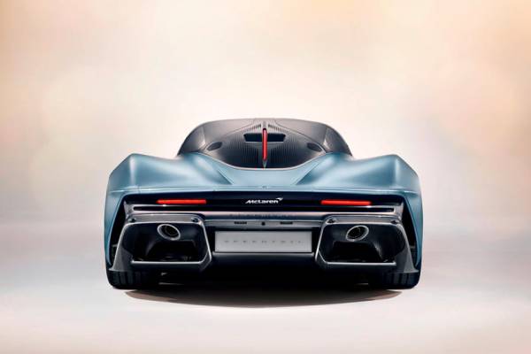 Просто установить площадку: McLaren Speedtail научился заряжаться "по воздуху"