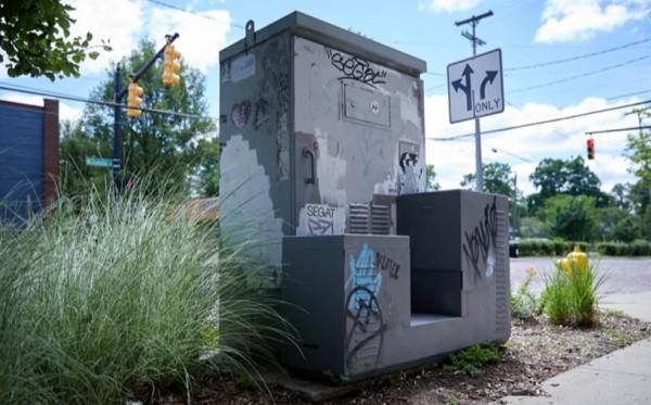 Размывая грань между мотоциклом и уличной мебелью: концепция байка с граффити