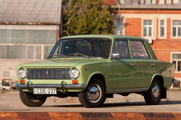 Советские автомобили были просты, некрасивы, практически неуничтожимы и популярны на рынке: лучший пример – «Лада-Нива»