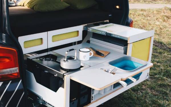 Чешская фирма Studio 519 создала модуль для автомобильного багажника, который превращается в двуспальную кровать и кухню для кемпинга