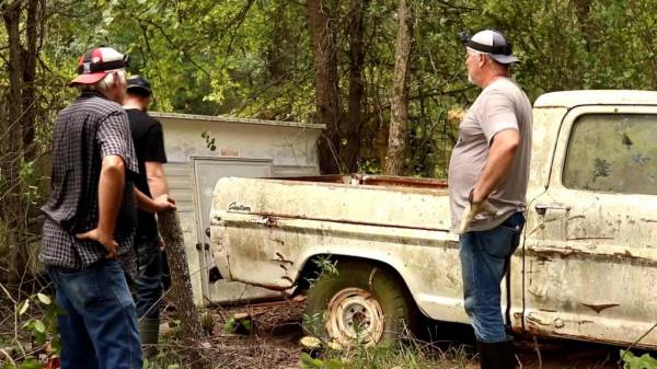 Находка в лесу: группа искателей обнаружила на болоте брошенные автомобили и спасла некоторые из них