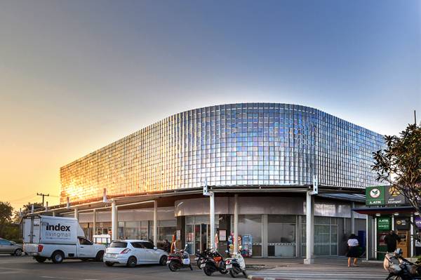 Пожалуй, самая гламурная заправка на свете: в Таиланде фасад АЗС покрыли перламутровой плиткой, переливающейся всеми цветами радуги на солнце