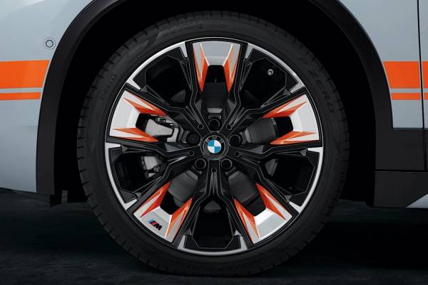 Апельсиновый цвет даже на колесах: BMW представила спецверсию BMW X2 M Mesh Edition
