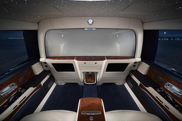 Барьер станет экраном: BMW хочет произвести революцию в сфере развлечений для пассажиров задних сидений
