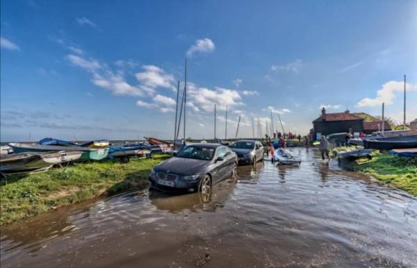 В Великобритании водитель оставил автомобиль на прибрежной дороге: когда он вернулся, то не сразу рассмотрел, среди плавающих лодок, свою машину