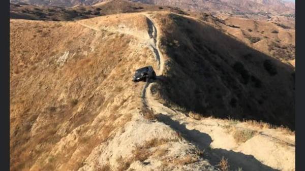Jeep Wrangler: машина застряла на горной тропе. Как ее вытащить – неизвестно