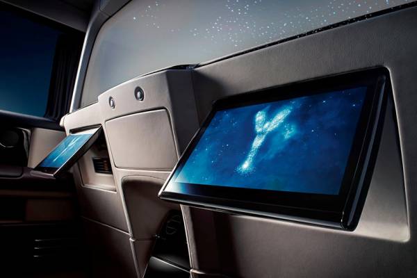 Барьер станет экраном: BMW хочет произвести революцию в сфере развлечений для пассажиров задних сидений