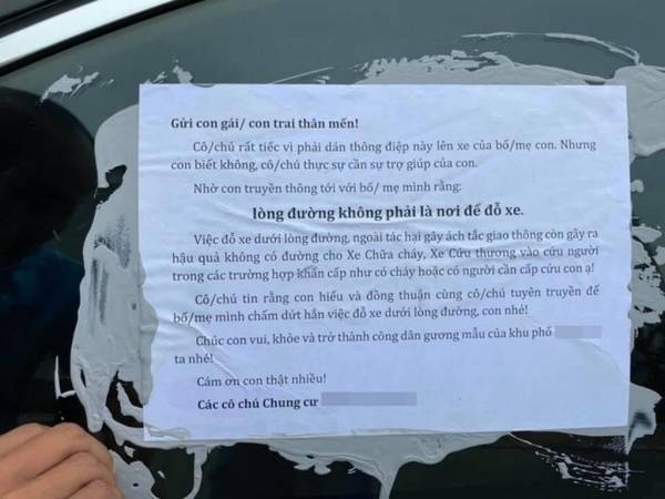 Вьетнам. Устав бороться с недобросовестным водителем, паркующимся в неположенном месте, жители дома приклеили на окна авто послание, которое адресовали его ребенку