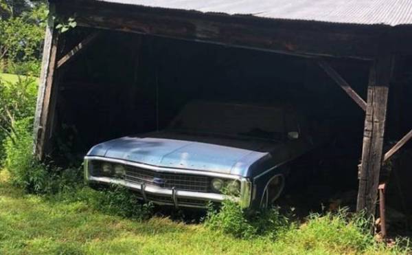 Chevrolet 1969 года 26 лет пылился в сарае: когда автомобиль выкатили, оказалось, что он почти в идеальном состоянии