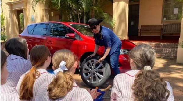 В Австралии девочек учат ремонтировать автомобили, чтобы они могли ни от кого не зависеть в будущем