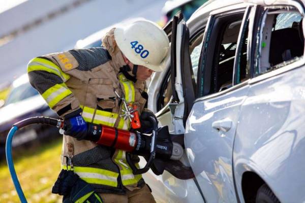 Не спецэффектов ради: Volvo сбросила десяток автомобилей с высоты 9-этажки, чтобы спасатели могли "потренироваться"
