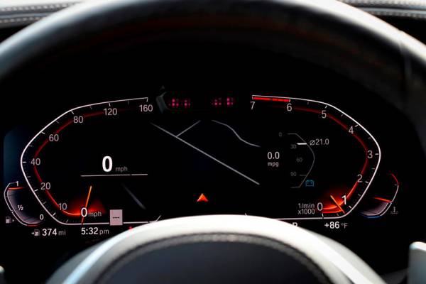 Новые оплачиваемые функции в авто: BMW поможет водителям избежать штрафов за превышение скорости