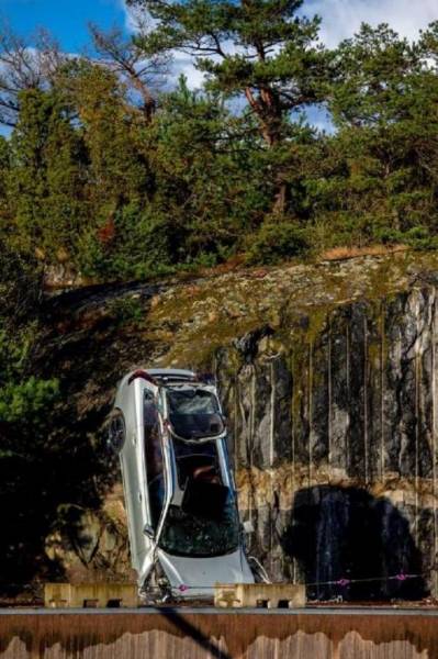 Не спецэффектов ради: Volvo сбросила десяток автомобилей с высоты 9-этажки, чтобы спасатели могли "потренироваться"
