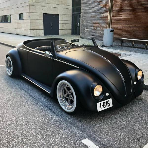 Парень превратил VW Beetle Deluxe 1961 года в черный матовый родстер